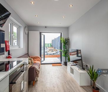 1 bedroom in a house share to rent - Photo 2