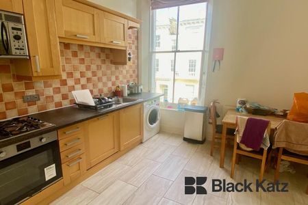 Large, bright and airy three bedroom, two bathroom flat - Photo 3