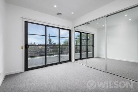 Luxury living in a boutique block - Photo 3