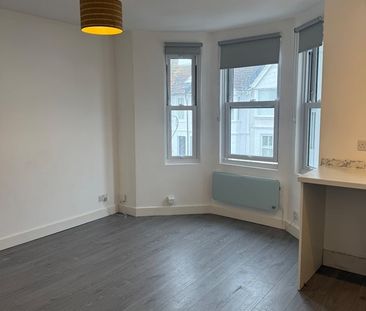2 Bed Flat, Linton Road, BN3 - Photo 1