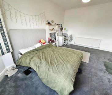 4 bedroom semi-detached house to rent - Photo 3