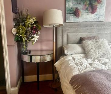 Spacious, beautifully furnished large bedroom with a charming bay w... - Photo 3