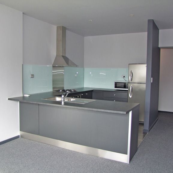 Stylish two-bedroom apartment - Some utilities & white goods included - Photo 1