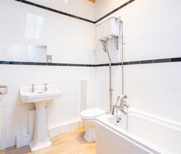 3 bed Apartment To Let - Photo 1