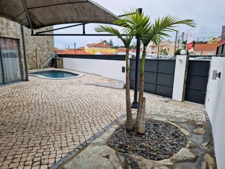 Moradia T3 remodelada com piscina e jardim para arrendamento em Alcoitão - Photo 4