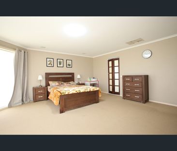 12 Matheson Court, Berwick, Vic 3806 - Photo 2