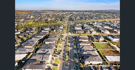 Beautifully Appointed Home in Thriving Aintree Community - Photo 3