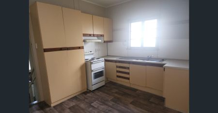 Centrally Located 2-Bedroom Worker's Cottage - Photo 3