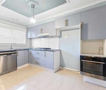 Comfortable 3 Bedroom Living in a Convenient Clayton South Location - Photo 2