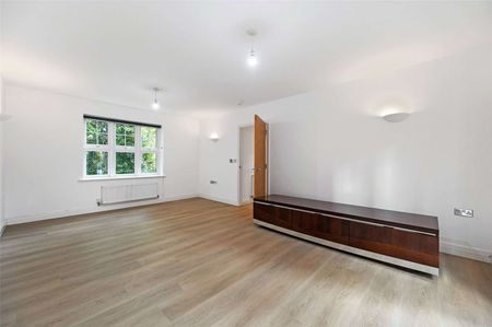 Spacious five bedroom detached property on a popular private development. Offered unfurnished and available now. - Photo 5