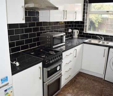 4 bedroom semi-detached house to rent - Photo 4