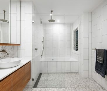 Stunning renovated 4 bedroom home with ocean and headland views - Photo 6