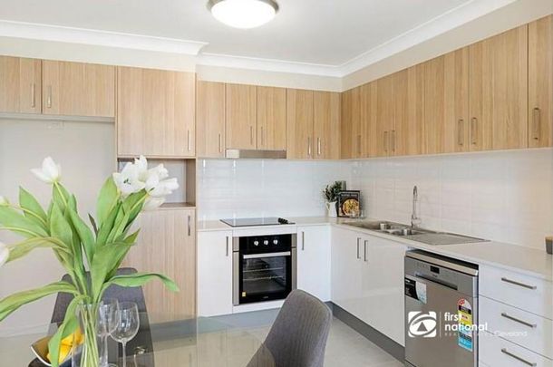 MODERN TWO BEDROOM UNIT IN VICTORIA POINT. NB RENT TO INCREASE TO $ 620 PER WEEK TWO MONTHS AFTER LEASE COMMENCES. - Photo 1