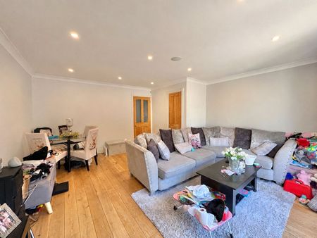 Hawkesworth Drive, Bagshot, GU19 - Photo 2