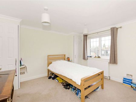 A well presented four bedroom family house tucked away in superb location close to town centre and just under a mile from Sir William Borlase's Grammar School. - Photo 5