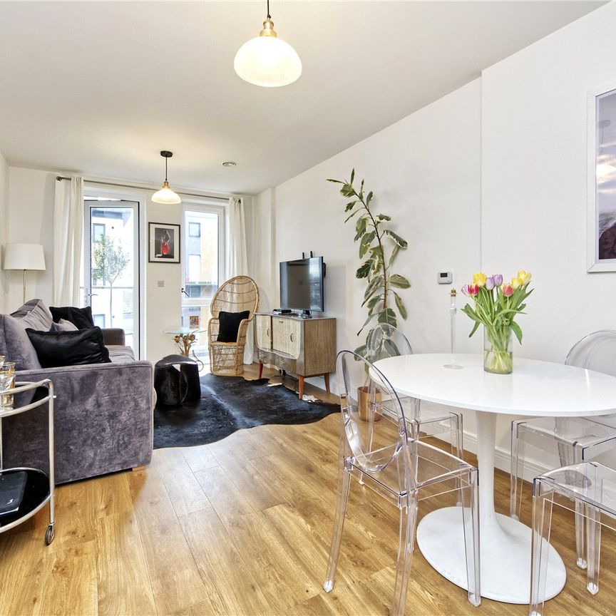 Colonnade Gardens, W3, Askew Road - Photo 1