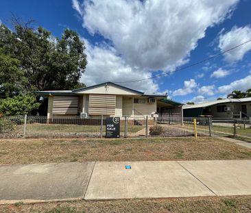 Low Set House with Pool - Photo 5