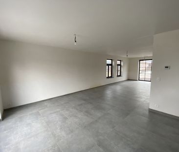 Goedgelegen en energiezuinige nieuwbouwwoning met terras en tuin - Photo 2