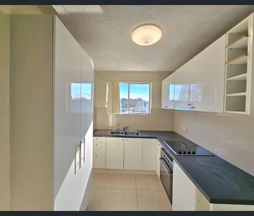 Spacious Ground Floor One Bedroom Unit with Air Conditioning + Stud... - Photo 3