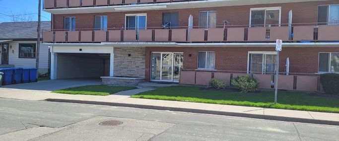 Hidden Gem | Professionally Renovated | One Bedroom | Ground Floor | Walking Distance to Eastgate | 29 Clapham Road, Stoney Creek - Photo 1