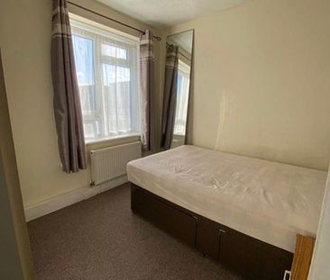 Room in a Shared Flat, Longbridge Road, IG11 - Photo 5