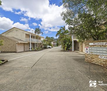 RECENTLY RENOVATED TOWNHOUSE IN GREAT LOCATION! - Photo 4