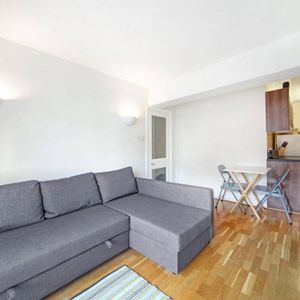 1 bedroom flat in London - Photo 2