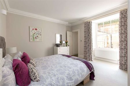A truly stunning main door lower ground floor furnished two bedroom, two bathroom garden flat in the city centre. - Photo 5