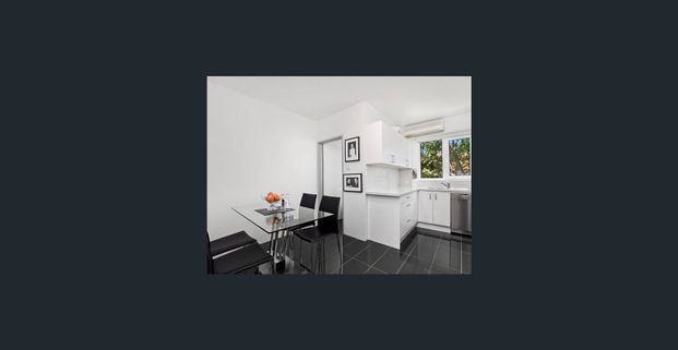 CONTEMPORARY APARTMENT IN PRIZE LOCATION WITH LOCK-UP GARAGE - Photo 1