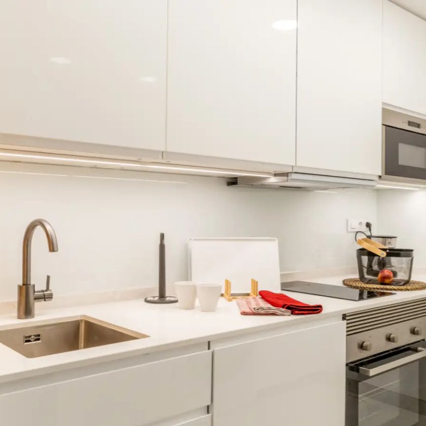 Room in a shared 2-bedroom apartment for rent in Cortes, Madrid. - Foto 1