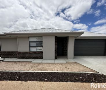 Stylish 4-Bedroom Family Home in Munno Para Downs - Photo 2