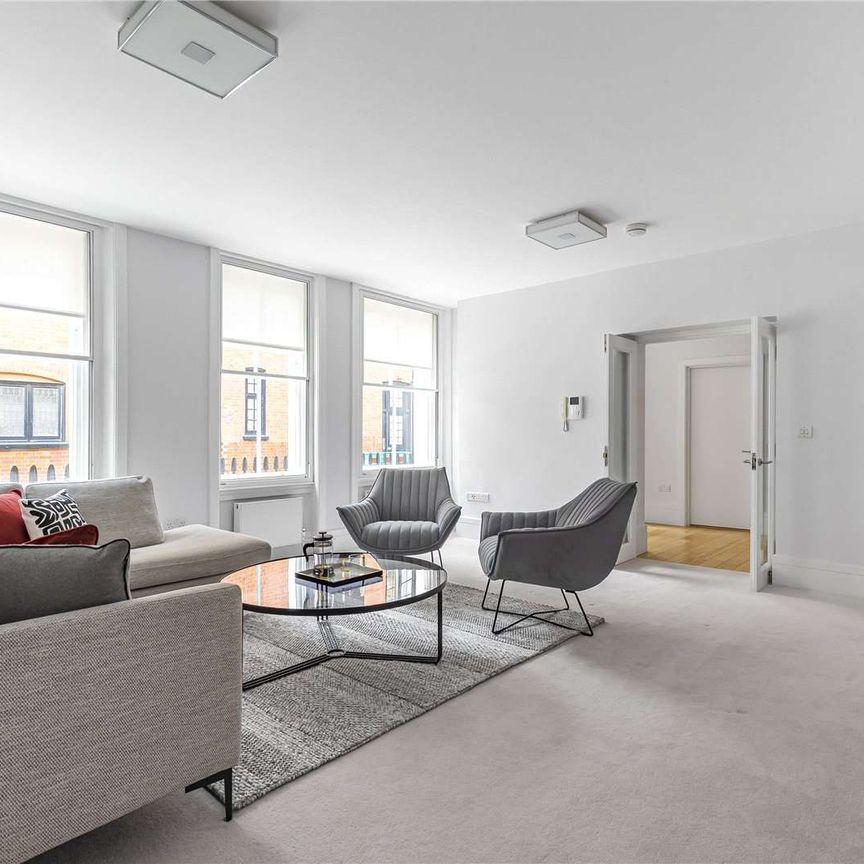 An exceptional three-bedroom house arranged over four storeys, in the heart of Marylebone. - Photo 1