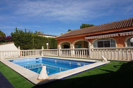 Luxury 4 room Detached House for rent in Albatera, Spain - Photo 3