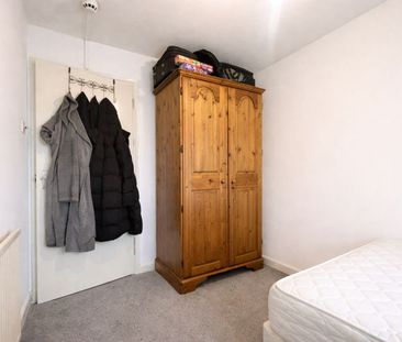 Furnished Double Room To Let - HP11 - Photo 2