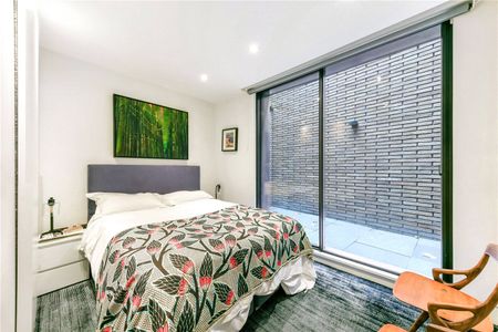 Modern mews 3 bedroom house with parking in prime Connaught Village - Photo 5
