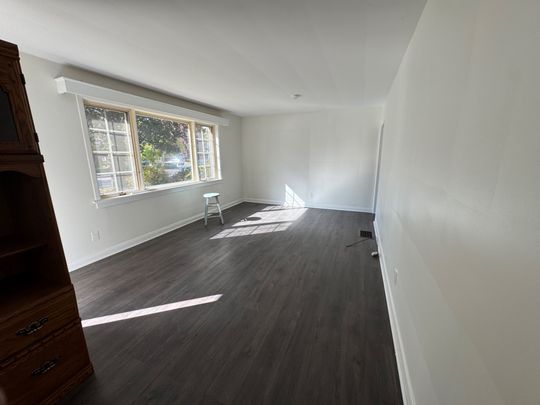 For Lease - 559 Drury Lane, Burlington, Ontario - Photo 1