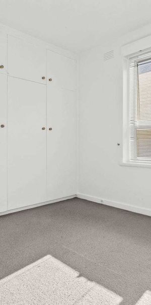 Leafy living in unbeatable location - Photo 1