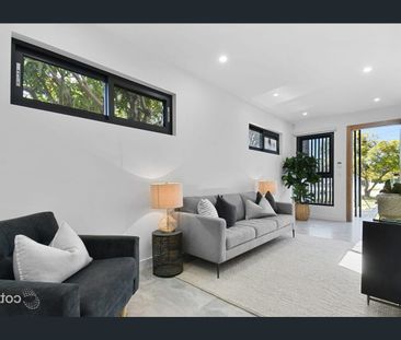 Spacious 5-Bedroom Duplex!! - Photo 1