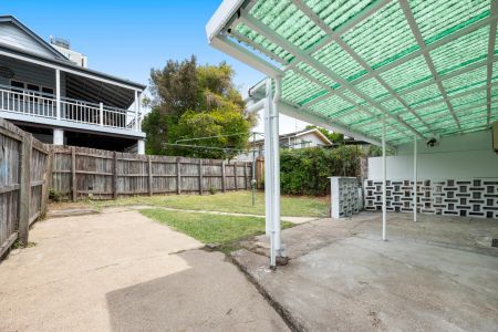 Charming Refurbished Inner-City Home - Photo 5