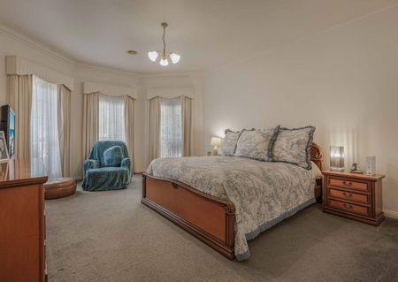 IMMACULATE FAMILY HOME IN GREAT LOCATION - Photo 5