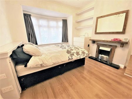 1 bedroom in a flat share to rent - Photo 2