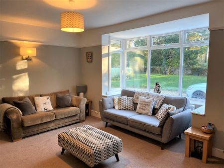 5 bedroom Desirable Five Bedroom Bungalow to rent - Photo 2