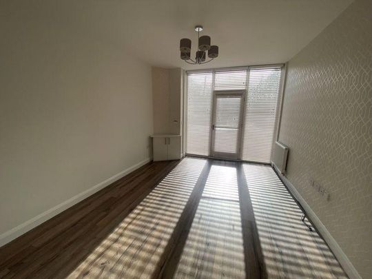 2 bedroom mews to rent - Photo 1