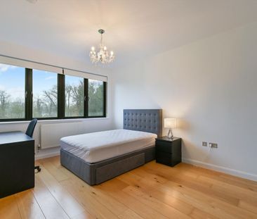 Exceptional three‑bedroom residence at Old Mill Close. - Photo 5