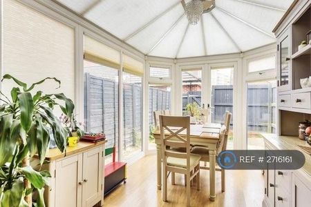 3 bedroom end of terrace house to rent - Photo 4