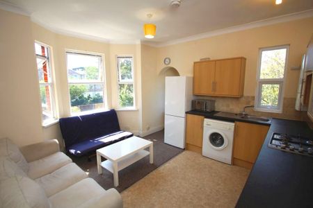 Student 3 Bed Flat nr Central Kingston – (Queen Elizabeth Road, KT2) - Photo 2