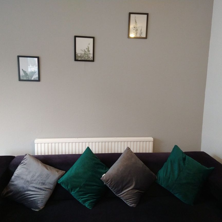 Large Double Room- Easy access to City - Photo 1