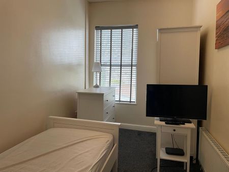 1 bedroom in a house share to rent - Photo 4