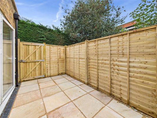 High Street, Hampton Wick, Middlesex, KT1, Kingston Upon Thames - Photo 1