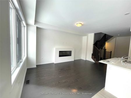 Townhouse For Lease | N8120868 - Photo 5